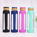 Vente en gros Silicone Manchon Tumbler Bouteille D&#39;eau Verre Boisson Couvercle En Bambou Sport Shaker Bouteilles D&#39;eau En Verre